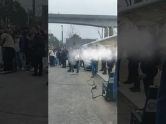 MYUAV FC30X Drone amarrado para operação de limpeza de parede