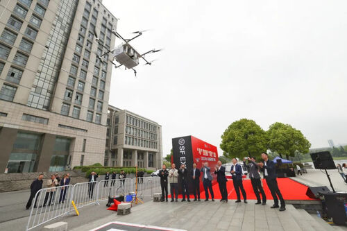 últimas notícias da empresa sobre Aqui para construir a primeira universidade de demonstração de "entrega de drones" do país.