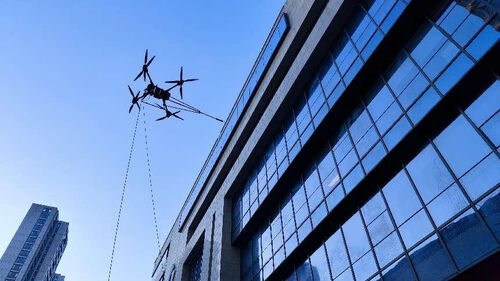 últimas notícias da empresa sobre O primeiro ano de limpeza de edifícios com drones: drones de limpeza MYUAV FC30X