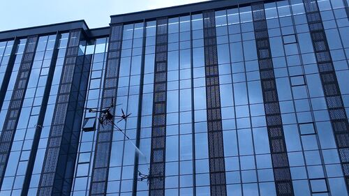 últimas notícias da empresa sobre MYUAV DJI FC30 UAV de limpeza de alta altitude de duplo cabo completou operação de limpeza de parede cortina eficiente e ecológica
