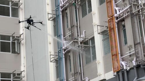 últimas notícias da empresa sobre Diga adeus às aventuras em grandes altitudes! O drone MYUAV M400X com tether duplo torna os testes de pulverização de água em paredes externas mais seguros e precisos.