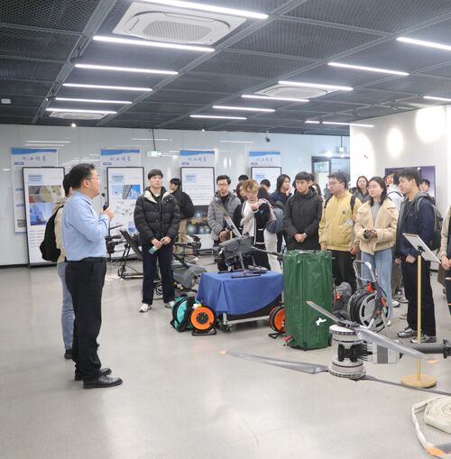 últimas notícias da empresa sobre Professores e estudantes da HKU visitam a MYUAV para explorar aplicações de ponta de drones conectados