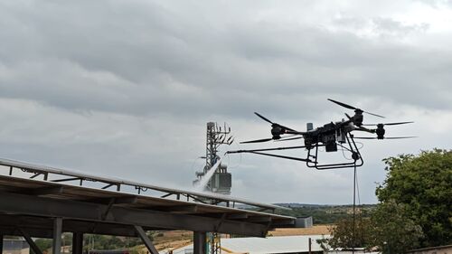 últimas notícias da empresa sobre Drone de limpeza de alta altitude com amarração dupla MYUAV FC30 conclui projeto de limpeza de painel fotovoltaico no Oriente Médio