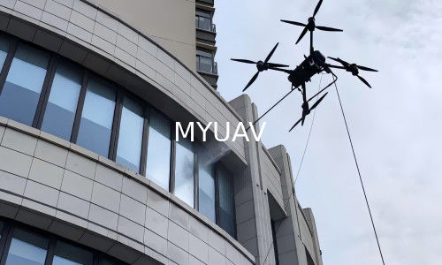 MYUAV FC30X Drone amarrado para operação de limpeza de parede